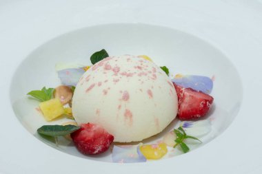 Ananas, komposto ve çilekli beyaz çikolatalı mus. Görüntü editoryal ya da ticari olarak kullanılabilir.