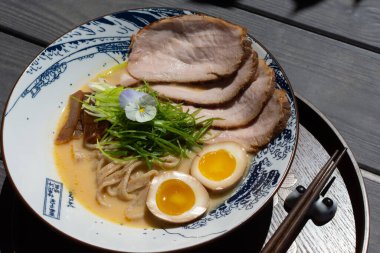 Shiro Miso Ramen (Pork chasu, jitsuke egg, menma, domuz kemiği, tavuk kemiği ve çavdar eriştesi). Görüntü editoryal ya da ticari olarak kullanılabilir.
