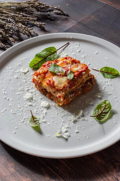 Bloody Sorrel ve Parmesan, Pecorino Romano ve Mozzarella ile etli lazanya. Görüntü editoryal ya da ticari olarak kullanılabilir.