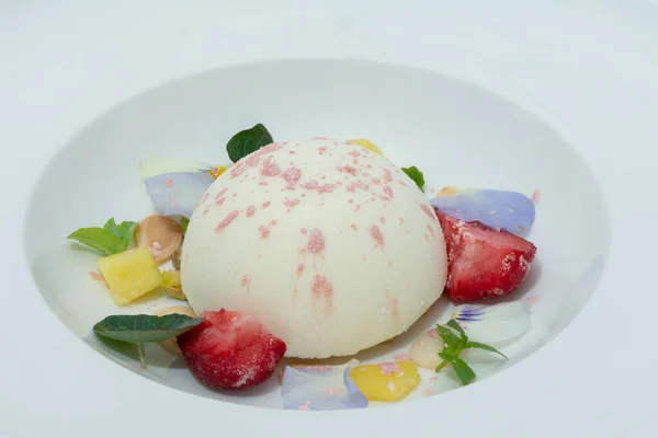 Ananas, komposto ve çilekli beyaz çikolatalı mus. Görüntü editoryal ya da ticari olarak kullanılabilir.