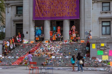 Vancouver, BC, Kanada - 17 Temmuz 2021: Robson Meydanı 'ndaki Kamloops Konut Okulu Yerel Anıtı