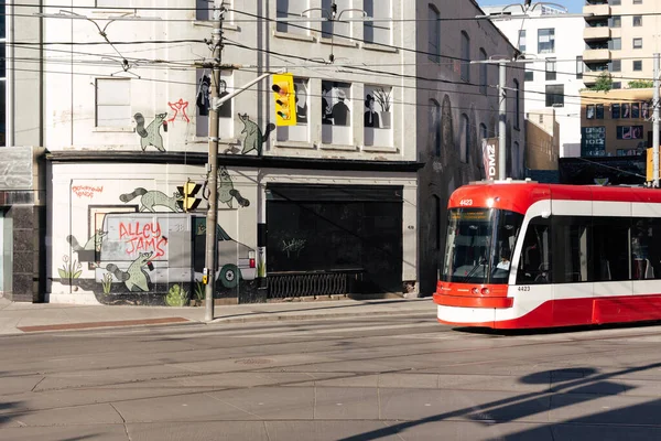 Toronto, ON, Kanada - 2 Ağustos 2022: Yonge-Dundas Meydanı yakınlarındaki Yonge Caddesi 'ndeki tramvay