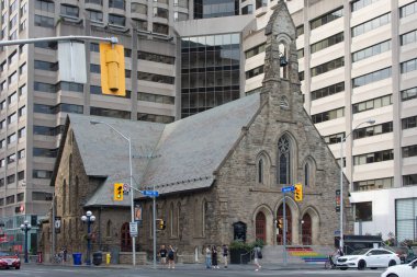 Toronto, ON, Kanada - 4 Ağustos 2022 Bloor Street ve Avenue Road kavşağındaki Kurtarıcı Kilisesi