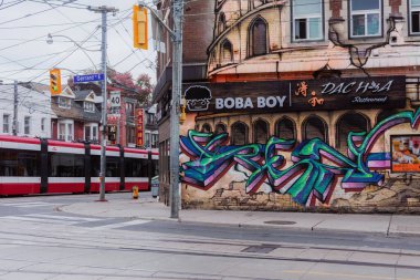 Toronto, ON, Kanada - 4 Ağustos 2022: Dac Hoa Tom 's Kitchen ve Boba Boy Gerrard St E ve Broadview Avenue' nun köşesinde.