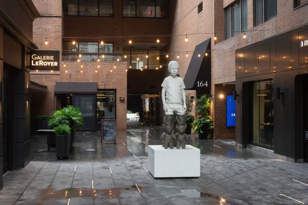 Toronto, ON, Kanada - 4 Ağustos 2022: 162 Cumberland Caddesi Avlusu