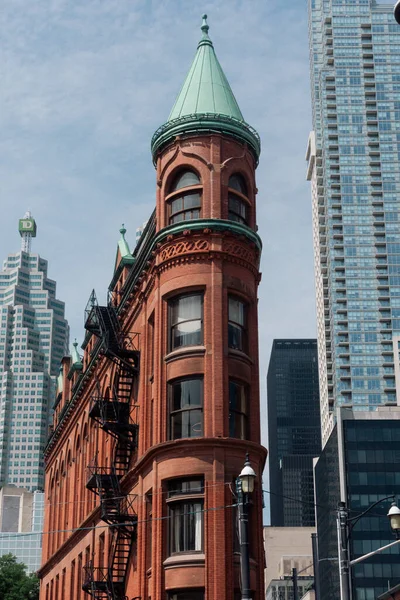 Toronto, ON, Kanada - 5 Ağustos 2022: Gooderham Binası, aynı zamanda Flatiron Binası olarak da bilinir, Toronto, Ontario, Kanada 'da bulunan 49 Wellington Caddesi' nde bulunan tarihi bir ofis binasıdır..