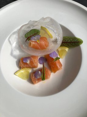 Shio koji soslu somon carpaccio, yuzu suyu ve buz küresinde zeytinyağı.