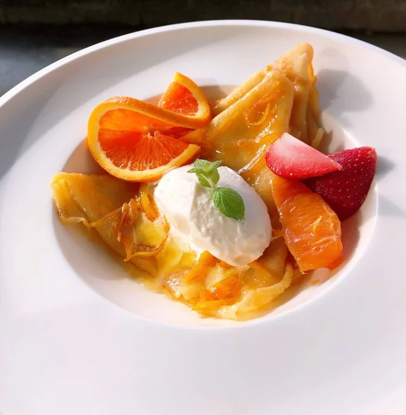 Krep Suzette (beurre Suzette 'li krep, karamelize şeker ve tereyağı sosu, mandalina veya portakal suyu, lezzet ve Grand Marnier' den oluşan Fransız tatlısı))