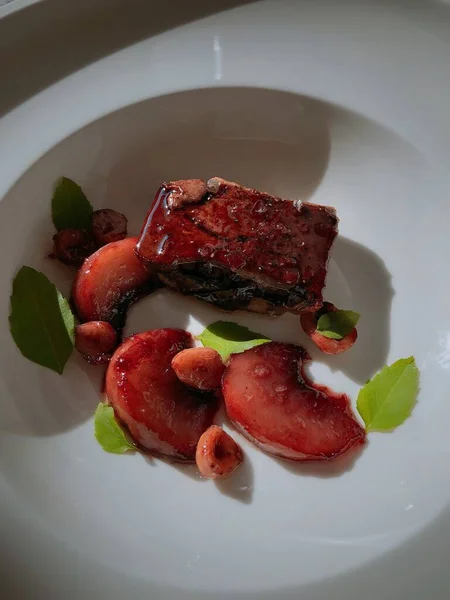 Şeftalili ve fındıklı kaz ciğeri.