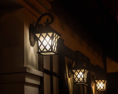 Duvarda lamba, duvarda lamba.