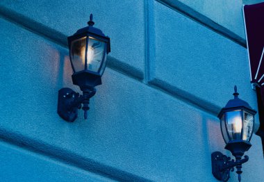 Duvar lambaları. Taş duvardaki fenerler 