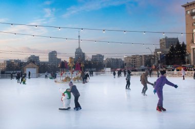 Harkov, Ukrayna, 01.12.2022. Gosprom manzaralı şenlikli buz pateni pisti