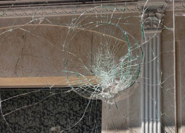 Cam kırıkları, cam kırıkları, cam kırıkları..