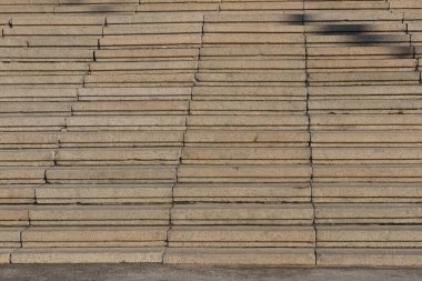 Taş basamaklı merdiven. Geniş beton merdiven.