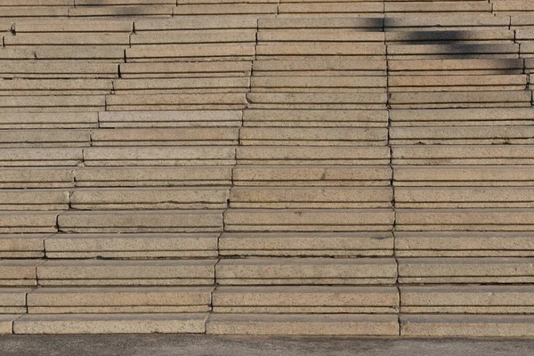 Taş basamaklı merdiven. Geniş beton merdiven.