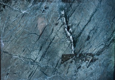 Renkli mermer yüzey, taş yapısına bakıyor.