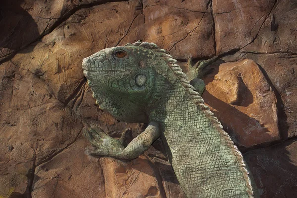 Голова Рептилии Скульптура Рептилии Фоне Гор — стоковое фото