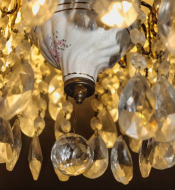 Çok renkli kristal avize yakından çekiliyor.