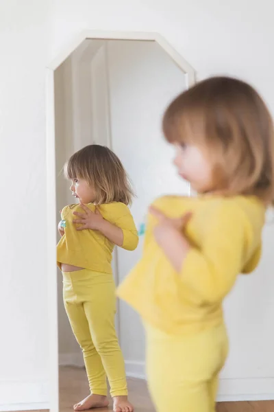 Affascinante Bambino Finge Essere Una Donna Adulta Vicino Allo Specchio — Foto Stock