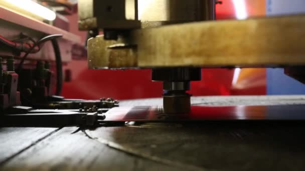 工場の金属板に穴を開けるスタンプマシン — ストック動画