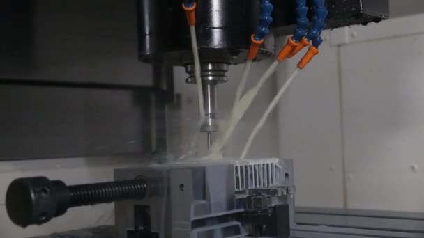 Mesin Cnc Dengan Pendinginan Air Adalah Millings Aluminium Pemanas — Stok Video