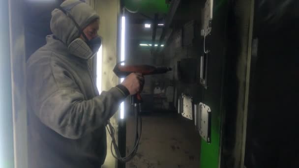 Bila Tserkva Ukraina Marzec 2021 Pracownik Maluje Metalowe Części Fabryce — Wideo stockowe