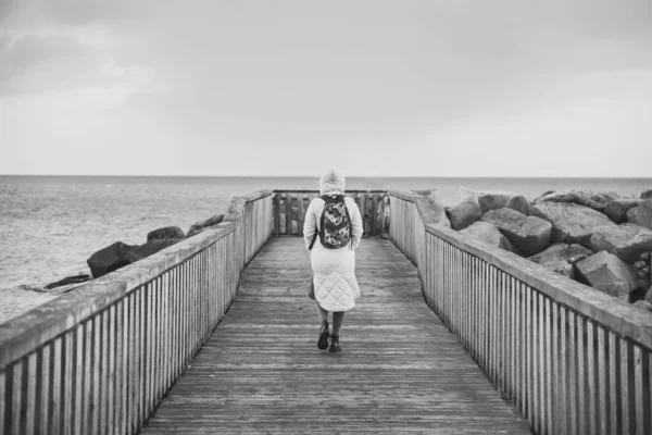 Самотня Жінка Йде Пірсі Данії — стокове фото
