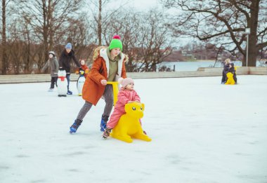 Danimarka 'da iki kız kardeş buz pateni yapıyor.