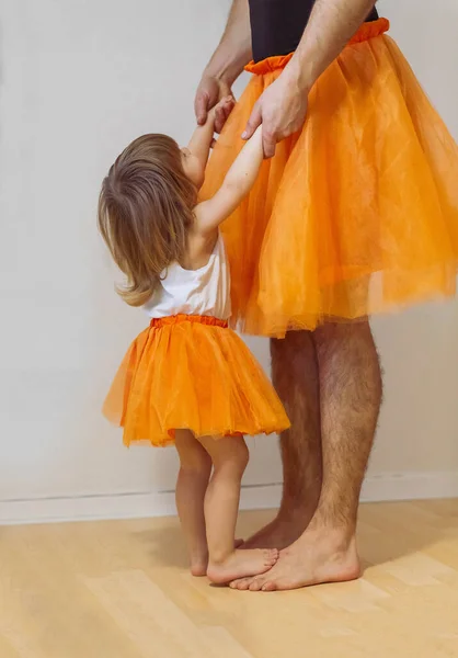 Ojciec Dziewczynka Noszą Pasujące Sukienki Baleriny Tańczą — Zdjęcie stockowe
