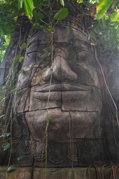 丹麦兰德斯 2022年3月 兰德斯热带动物园丛林中装饰的古老雕像 — 图库照片