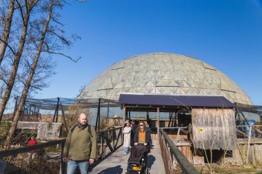 Randers, Danimarka, Mart 2022: İnsanlar Tropikal Hayvanat Bahçesinde Yürüyor 
