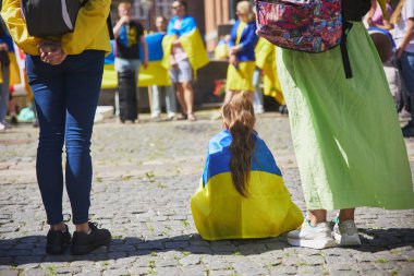 Aalborg, Danimarka, Haziran 2022: Danimarka 'da Ukrayna' yı destekleme eylemi. Ukrayna bayrağı taşıyan sevimli çocuk.. 