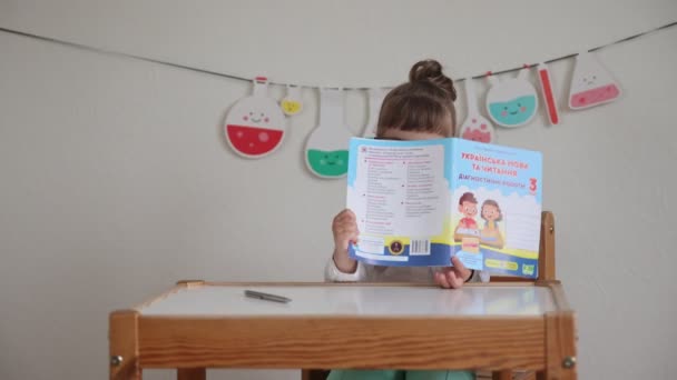 Charmante Ukrainische Kinder Lernen Der Schule Lustige Buchstaben — Stockvideo