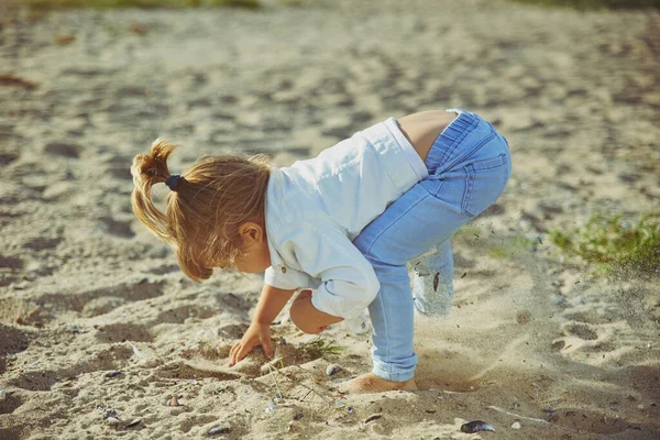 Γοητευτικό Παιδί Σκάβει Μια Τρύπα Στην Παραλία Σαν Σκυλί Υψηλής — Φωτογραφία Αρχείου