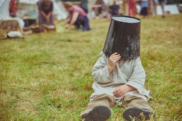 Boy Fooling Puts Bucket His Head Viking Festival —  Fotos de Stock