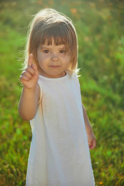 Urocze Dziecko Bieliźnie Sukienka Spaceru Trawniku — Zdjęcie stockowe
