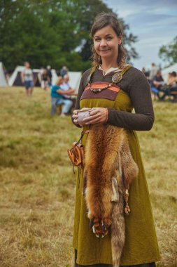Hojbjerg, Danimarka, Ağustos 2022: Viking Festivali 'nde tilki derisi olan güzel kadın