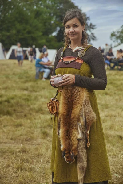 Hojbjerg Denmark August 2022 Beautiful Woman Fox Skin Viking Festival — Stock Photo, Image