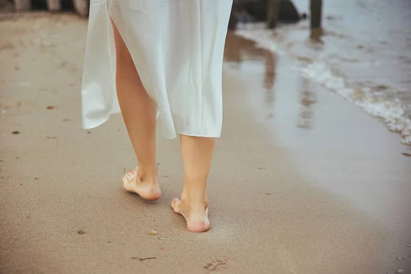 Κορίτσι Περπατάει Μόνο Του Στην Παραλία — Φωτογραφία Αρχείου