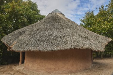 Danimarka hayvanat bahçesindeki eski kabilelerin dekoratif Afrika kulübesi.