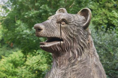 Ebeltoft, Danimarka, Eylül 2022 safari parkında tahta oyulmuş ayı..