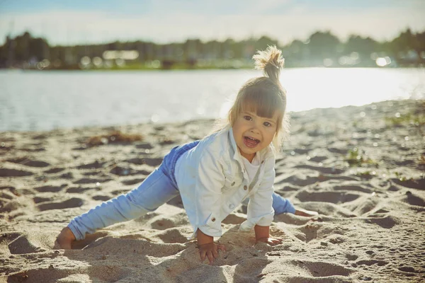 Чарівна Дитина Грає Пляжі Під Час Заходу Сонця — стокове фото