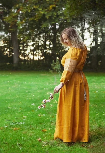Belle Femme Ukrainienne Dans Une Robe Brodée Tient Brin Coton — Photo