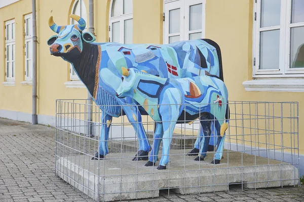 Logstor Dánia 2022 Július Gyönyörű Többszínű Tehénszobor Borjúval — Stock Fotó