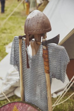 Vikinglerin eski silahları ve zırhı. Danimarka 'da Viking Festivali.