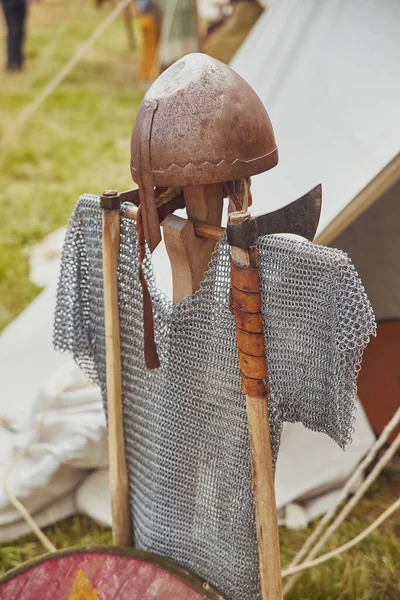Vikinglerin eski silahları ve zırhı. Danimarka 'da Viking Festivali.