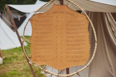 Hojbjerg, Danimarka, Ağustos 2022: Deri bir parça Viking alfabesi.