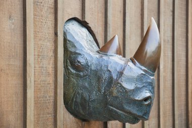 Aalborg, Danimarka, Temmuz 2022: Hayvanat bahçesi duvarındaki bir gergedanın bronz kafası