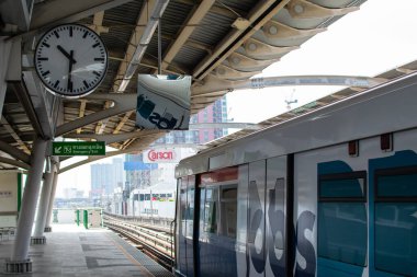 Bangkok, Tayland - 16 Mart 2017: BTS hava treni Bangkok 'ta hareket ediyor. Bangkok 'taki birçok insan zaman kazanmak için hava trenini kullandı..