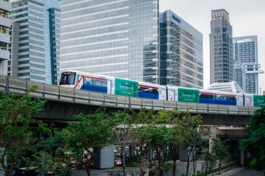 Bangkok, Tayland - 16 Mart 2017: BTS hava treni Bangkok 'ta hareket ediyor. Bangkok 'taki birçok insan zaman kazanmak için hava trenini kullandı..